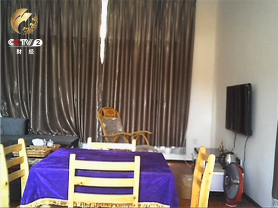 曾经停业过一段时间的高尔夫球场今年要重新开业 透过酒店的窗户可以看到 里面的配套设施一应俱全