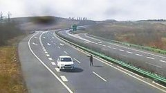 <b>吉林：挖野菜女子在高速上跳起“广场舞”</b>
