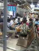 <b>中国大妈在曼谷机场围成圈打牌 遭泰国人痛批</b>