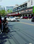 <b>合肥：男子为碰瓷头上带血躺倒摆好姿势 被监控拍下</b>