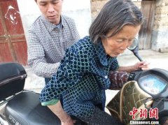 <b>浙江：孝子每天载着八旬痴呆母亲上班</b>