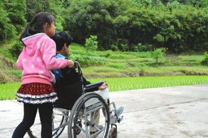 哥哥患病无法行走,徐凯恩一有时间就推他在家附近到处走走