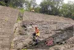 <b>重庆：七八吨重巨石滚落铁轨上 火车40米外急停</b>