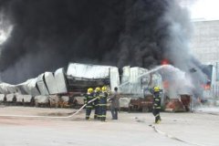 <b>四川内江：仓库起火超500万元电器被烧 承租人称或因电焊致火灾</b>