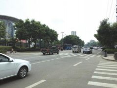 <b>泸州：蓝安路一车“飞”过斑马线女童被卷入车底 市民抬车救人</b>