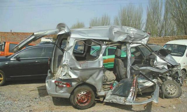 宁夏两车相撞7名川籍工人死亡 17岁少年一夜成孤(图)