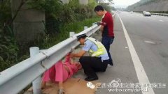 <b>江西：孕妇高速路上临盆 警察在警车内为其接生</b>