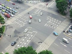 <b>泸州试点＂直行待行区＂模式 提前驶入按闯红灯处罚</b>