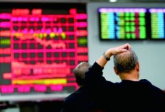 <b>A股一天重挫200点 投资者惊呼：牛市调整太犀利！</b>