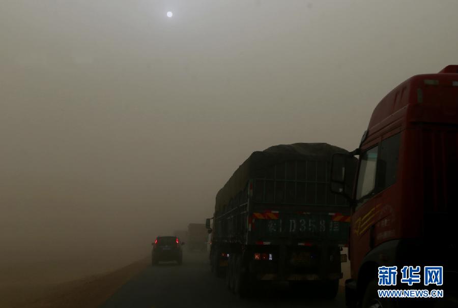 （晚报）（1）内蒙古额济纳遭遇强沙尘暴