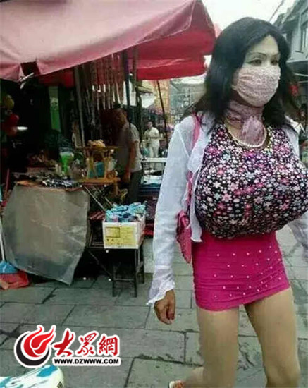 山东一男子装扮成巨胸女到女厕所偷窥（图）
