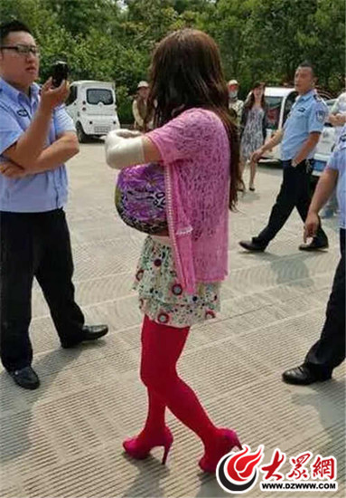 山东一男子装扮成巨胸女到女厕所偷窥（图）