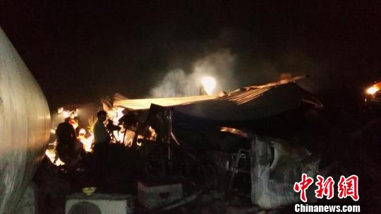 燃烧后的老年公寓铁皮屋董飞摄