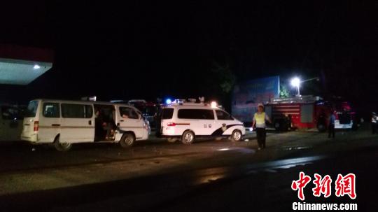 26日凌晨,事故现场外聚集着大量救援人员董飞摄