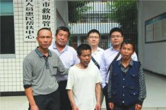 <b>流浪汉饿晕宜宾街头获救 27年后兄弟相聚 经历成谜</b>