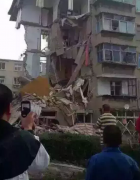 <b>辽宁葫芦岛一居民楼发生爆炸 半扇楼体崩塌</b>