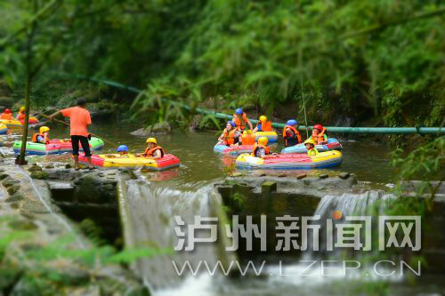 配何家沟，川黔生态氧吧。图说：游客在激情漂流