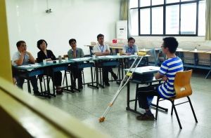 一考生在面试现场回答问题现代快报记者赵杰摄