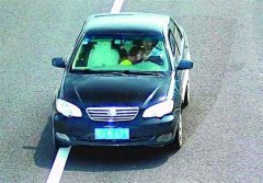 <b>男子高速路上单手开车搂女人偏离车道</b>