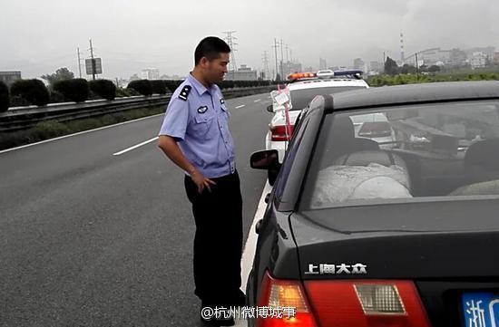 浙江最牛司机边挂点滴边打电话边开车