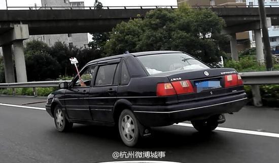 浙江最牛司机边挂点滴边打电话边开车