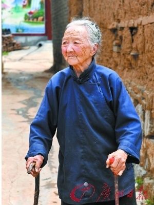 对儿孙回家的期盼，是多数农村留守老人的生活“常态”。 新华社图