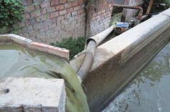 <b>四川乐山：一造纸厂偷排废水1小时 厂长和操作工拘留10天</b>