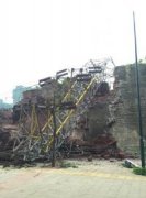 <b>自贡输电铁塔倒塌 土坡砸出裂缝 事故造成3人受伤</b>