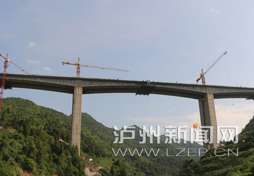 施工中的头道河大桥
