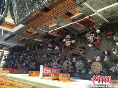 <b>浙江丽水小山村里开“百家宴” 上千游客赶场共享</b>
