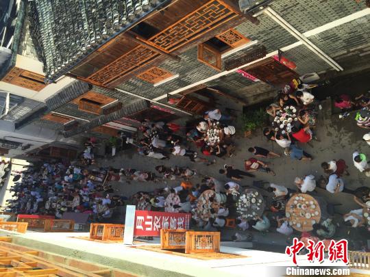 浙江丽水小山村里开“百家宴”上千游客赶场共享