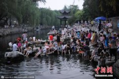 <b>山东济南黑虎泉现百人扎堆泡脚 场面壮观</b>