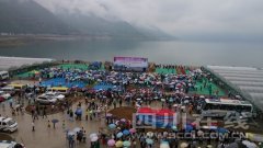 <b>汉源湖首条农村客渡航线开通 雅安首艇千万级豪华游艇同时下水</b>