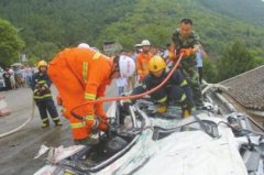 <b>四川：广元一水泥罐车侧翻滚下悬崖 压扁教练车压塌民房</b>