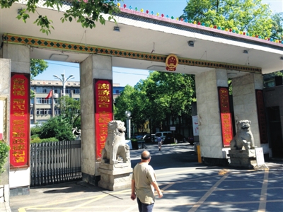 洪江区管委会门口没有任何显示机关名称的标牌，只有两副对联，与洪江市政府大楼形成了鲜明对比。 新京报记者 韩雪枫 摄