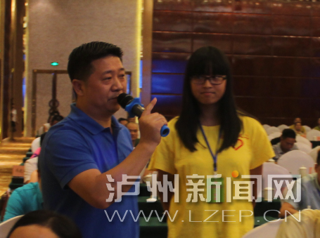 爱心企业家现场捐款