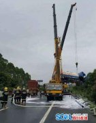 <b>成雅高速上危险品车翻车 紧急抢险7小时</b>