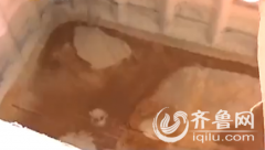 <b>德州7天连锁酒店布草洗涤内幕 黑洗衣厂火碱自配洗涤料</b>