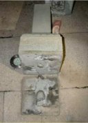 <b>四川乐山：9岁女童乐被广场石灯笼倒塌砸死 立柱与底座用木棍连接</b>