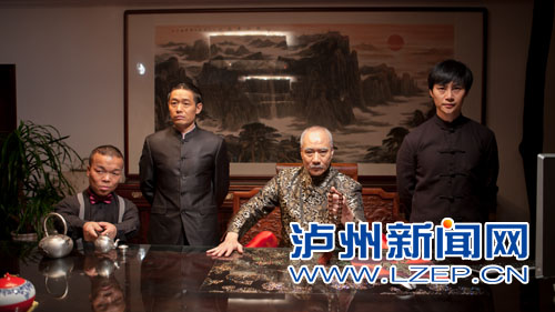 陈天星（左二）搭档香港明星徐少强（右二）出演电影《流金》
