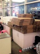 <b>男子花2000元买12瓶洋酒 机场打包费1720元</b>