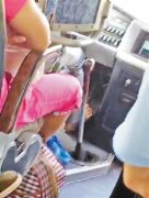 <b>重庆：长途大巴司机全程赤脚开车 司机称新鞋打脚</b>