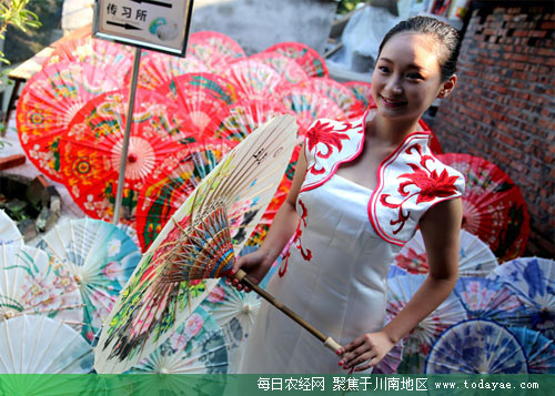 <a  data-cke-saved-href=http://www.luzhouol.cn href=http://www.luzhouol.cn target=_blank class=infotextkey>泸州</a>油纸伞.jpeg