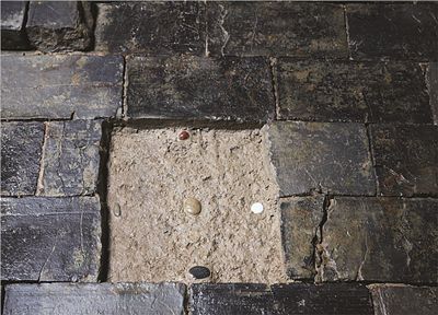 墓床上嵌入的五色石。南京市考古研究所供图