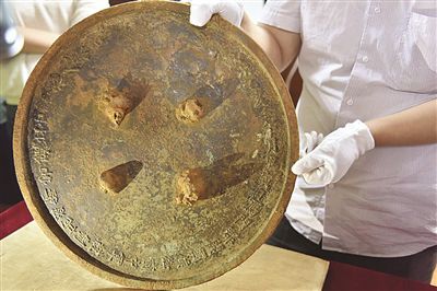 墓室里的铜镜。刘浏