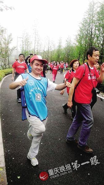 重庆“阿甘”一年多单腿蹦完20次全国马拉松