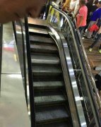 <b>沈阳一商场扶梯塌陷 女子觉察异响逃过一劫</b>