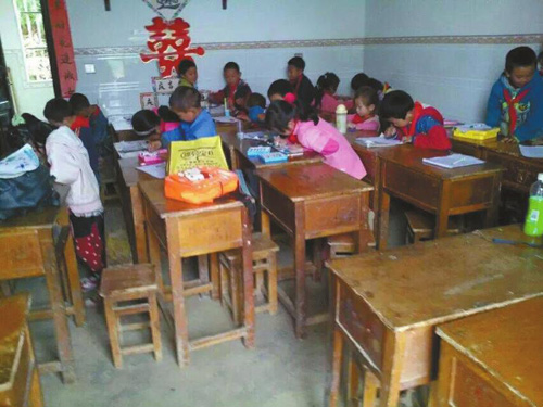 学生挤在租借的农房教室上课