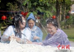 <b>广东清远一景区2吨豆子制成大豆腐供游人“大战”</b>