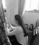 <b>义乌一公务人员被曝上班敷面膜 回应：治疗过敏</b>